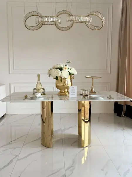 Stół glamour ROKSI z perspektywy szafki, idealny do stylowych wnętrz w ofercie Primavera Home.