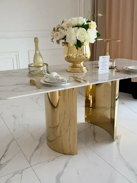 Stylowy design stołu glamour ROKSI w eleganckim salonie, idealny do nowoczesnych aranżacji, dostępny w Primavera Home.