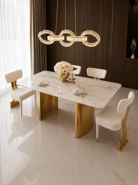 Ujęcie z góry stołu glamour ROKSI, ekskluzywnego do jadalni, eksponującego jego elegancki blat i złote nogi marmurowe, dostępny w Primavera Home.