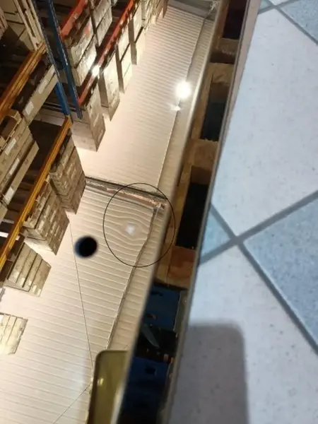 Stół glamour złoty ekskluzywny do jadalni, nowoczesny, czarny marmur LV COLLECTION OUTLET z tłem stylowych kreacji, tworząc spójną kompozycję.