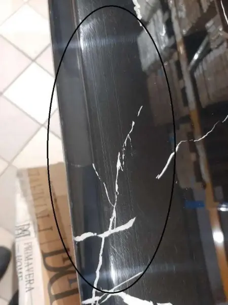 Stół glamour złoty ekskluzywny do jadalni, nowoczesny, czarny marmur LV COLLECTION OUTLET umieszczony w rogu pokoju, idealnie zaaranżowany.