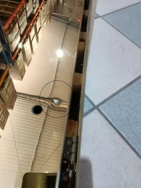 Widok na niespodziankę przygotowaną na stół glamour złoty ekskluzywny do jadalni, nowoczesny, czarny marmur LV COLLECTION OUTLET.