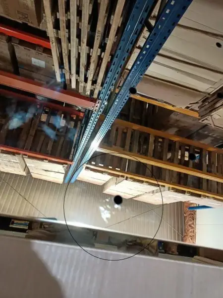 Stół glamour złoty ekskluzywny do jadalni, nowoczesny, czarny marmur LV COLLECTION OUTLET z dodatkowymi dekoracjami, tworzący elegancką atmosferę.