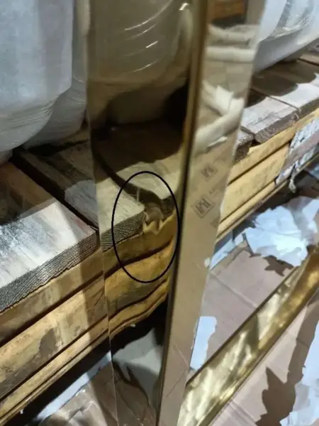 Stół glamour złoty ekskluzywny do jadalni, nowoczesny, czarny marmur LV COLLECTION OUTLET umieszczony w wnętrzu jak z projektu.