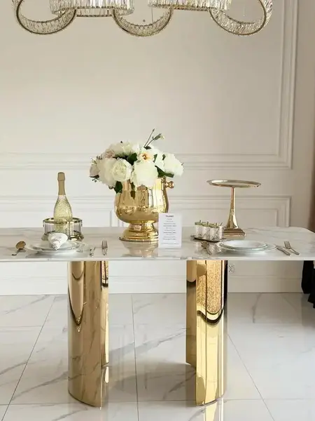 Zbliżenie na detal stołu glamour ROKSI, podkreślające jego wysoką jakość i elegancję, w ofercie Primavera Home.