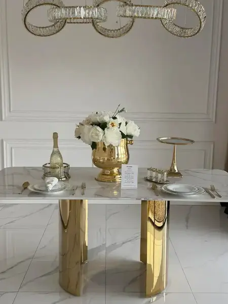 Stół glamour ROKSI otoczony zaokrąglonymi krzesłami, idealny do eleganckich wnętrz, meble na zamówienie od Primavera Home.