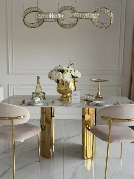 Nowoczesna aranżacja jadalni z wykorzystaniem stołu glamour ROKSI, idealnego do eleganckich wnętrz, meble na zamówienie od Primavera Home.
