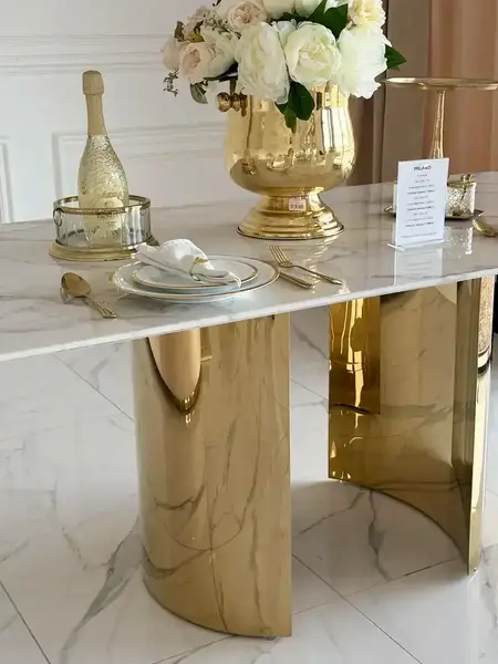 Stół glamour ROKSI, ekskluzywny do jadalni, nowoczesny, blat biały marmur, nogi złote marmurowe — aranżacja wnętrza. Primavera Home.