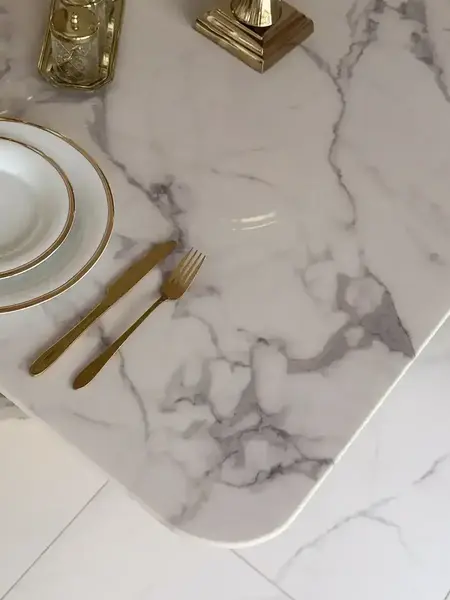 Stół glamour ROKSI w aranżacji z ojczystymi dodatkami, podkreślającymi jego elegancki charakter, w ofercie Primavera Home.