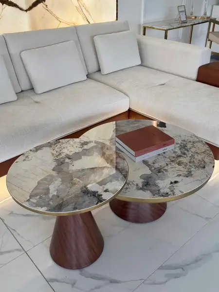Perspektywa na stolik kawowy nowoczesny elegancki Robin S i Robin L, który doskonale wpasowuje się w trendy mebli na zamówienie od Primavera Home.