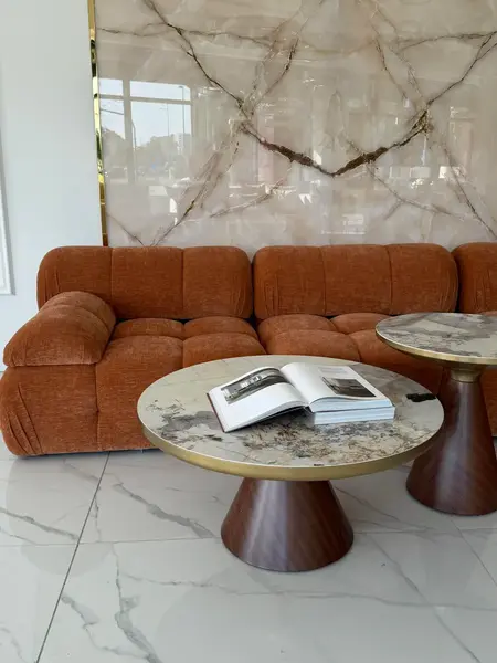 Stolik kawowy nowoczesny elegancki Robin S i Robin L w jasnym wnętrzu, podkreślający nowoczesny styl od Primavera Home.