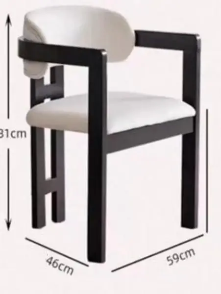 Krzesło Designerskie Forest w otoczeniu parku. Ekspozycja w salonie od Primavera Home.