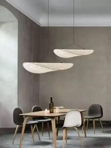 Aranżacja oraz gra światła wokół designerskiego nowoczesnego żyrandola papierowego lekkiego do jadalni CLOUD od Primavera Home.