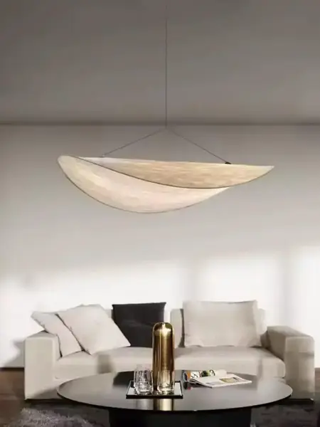 Widok od góry na designerski nowoczesny żyrandol papierowy lekki do jadalni CLOUD, który dodaje klasy wnętrzu od Primavera Home.