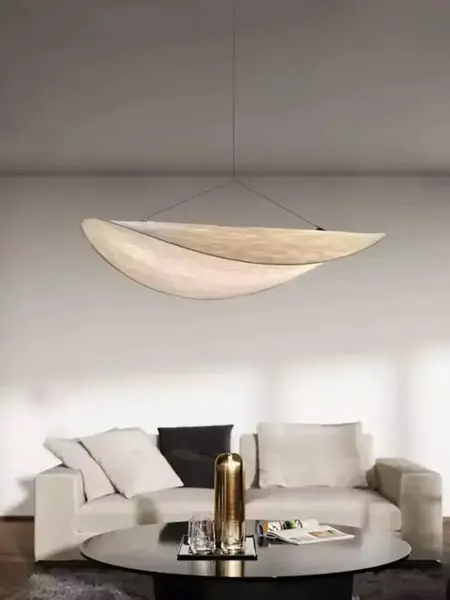 Zbliżenie na elegancką strukturę designerskiego nowoczesnego żyrandola papierowego lekkiego do jadalni CLOUD od Primavera Home.