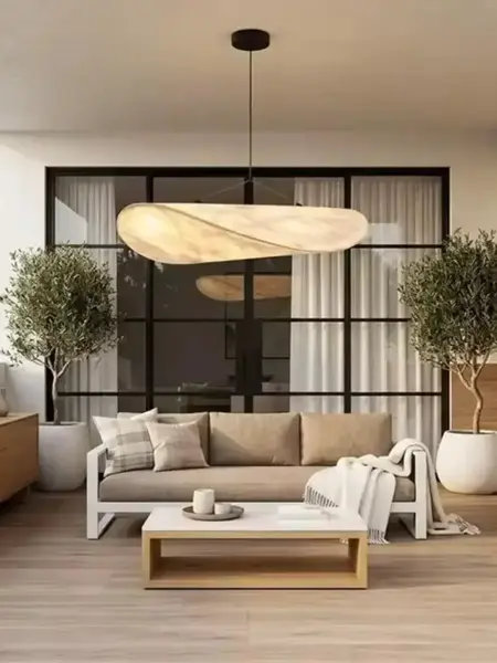 Ekspozycja designerskiego nowoczesnego żyrandola papierowego lekkiego do jadalni CLOUD w showroomie Primavera Home.
