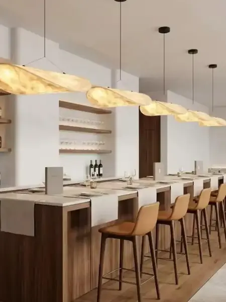 Stylizacja designerskiego nowoczesnego żyrandola papierowego lekkiego do jadalni CLOUD w mieszkaniu od Primavera Home.