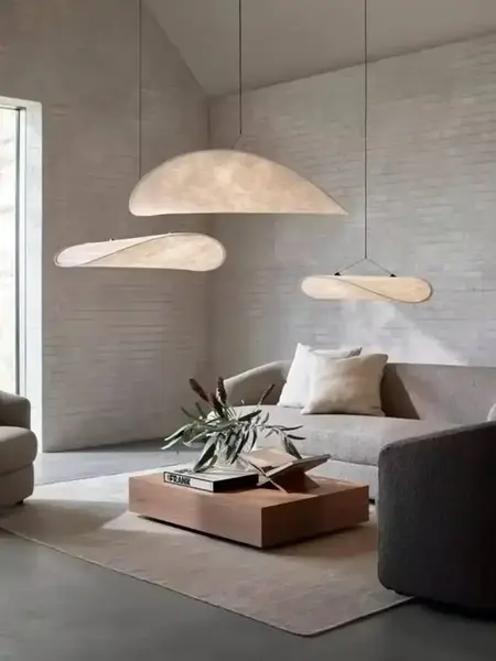 Perspektywa podkreślająca elegancję designerskiego nowoczesnego żyrandola papierowego lekkiego do jadalni CLOUD od Primavera Home.