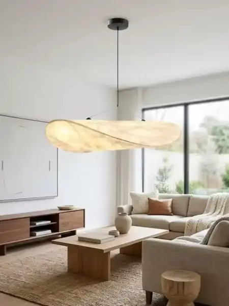 Minimalistyczna aranżacja z uwypukleniem designerskiego nowoczesnego żyrandola papierowego lekkiego do jadalni CLOUD od Primavera Home.