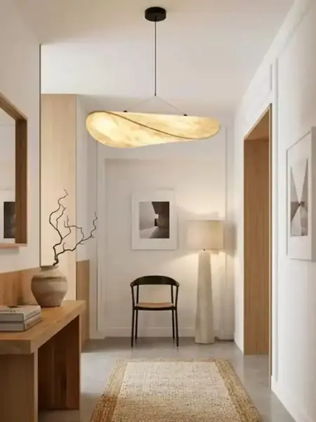 Designerski żyrandol w jasnym wnętrzu, podkreślający nowoczesny styl CLOUD od Primavera Home.