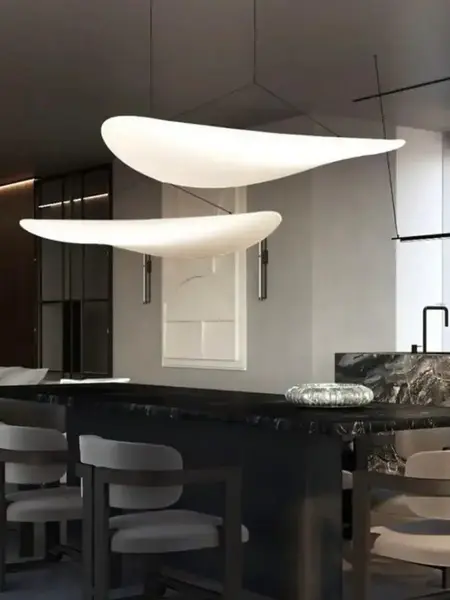 Efekt świetlny w wydaniu designerskiego nowoczesnego żyrandola papierowego lekkiego do jadalni CLOUD od Primavera Home.