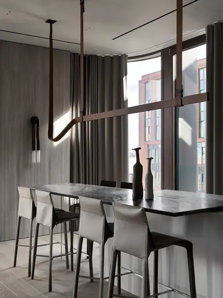 Żyrandol nowoczesny designerski ekosóra pasy brązowy Cosmopolitan w aranżacji jadalni, tworzący przytulną atmosferę. Styl od Primavera Home.