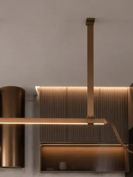 Perspektywa żyrandola nowoczesnego designerskiego ekosóra pasy brązowy Cosmopolitan, ukazująca jego elegancką formę. Stylizacja od Primavera Home.