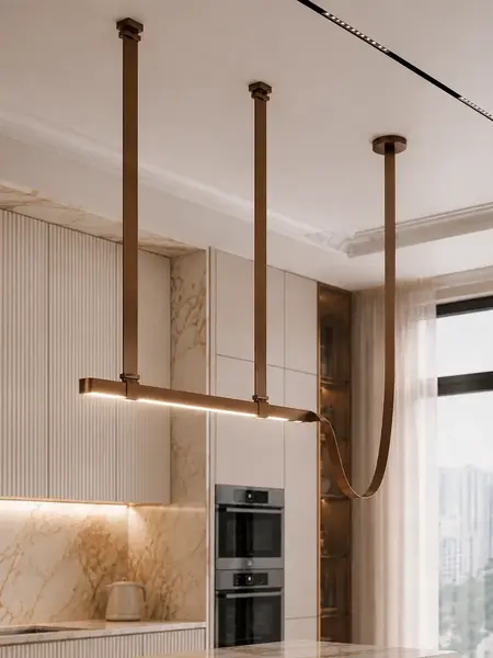 Zbliżenie na żyrandol nowoczesny designerski ekosóra pasy brązowy Cosmopolitan, prezentujący jego unikalne elementy. Oświetlenie od Primavera Home.