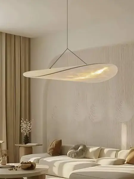 Stylowa aranżacja nowoczesnego wnętrza z designerskim żyrandolem papierowym lekkim do jadalni CLOUD od Primavera Home.