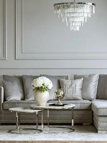 Kryształowy żyrandol okrągły, nowoczesny lampa wisząca, srebrny GLAMOUR M w stylizacji wnętrza. Ekspozycja w salonie od Primavera Home.