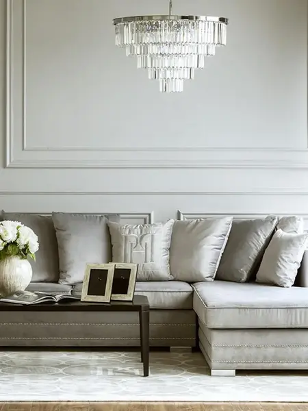 Kryształowy żyrandol okrągły, nowoczesny lampa wisząca, srebrny GLAMOUR M w widoku z kąta. Detal wykończenia od Primavera Home.
