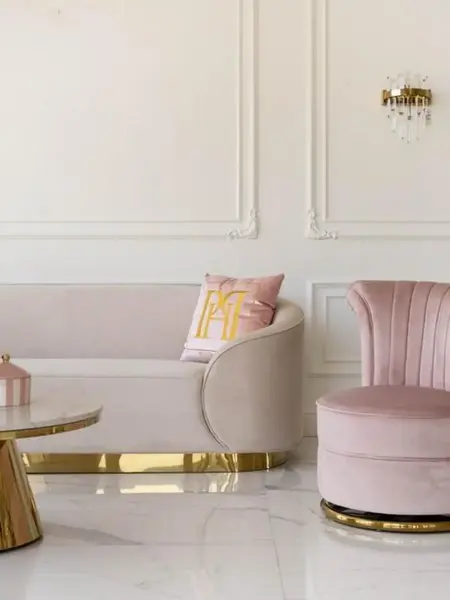 Caly zestaw z sofą Beżowa Glamour Aksamitna FLORENCE Złote Nogi w centralnym miejscu, tworzy harmonijną aranżację. Meble na zamówienie od Primavera Home.
