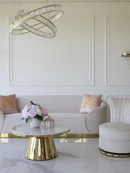 Zbliżenie na detal wykończenia sofą Beżowa Glamour Aksamitna FLORENCE Złote Nogi, ukazujące jakość materiałów od Primavera Home.
