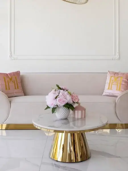 Ekspozycja w showroomie z sofą Beżowa Glamour Aksamitna FLORENCE Złote Nogi, pokazująca nowoczesny design. Primavera Home.