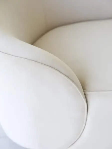 Zestawienie kolorystyczne sofy Beżowa Glamour Aksamitna FLORENCE Złote Nogi w nowoczesnym wnętrzu. Ekspozycja w salonie od Primavera Home.