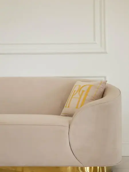Unikalna perspektywa ujęcia sofy Beżowa Glamour Aksamitna FLORENCE Złote Nogi, pokazująca jej atrakcyjny design. Meble na zamówienie od Primavera Home.