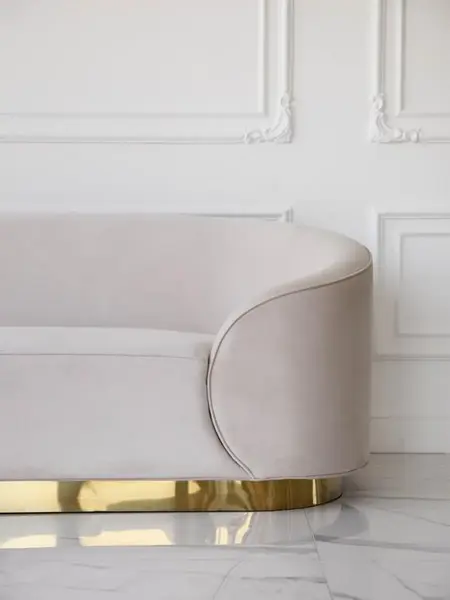 Widok dolny sofy Beżowa Glamour Aksamitna FLORENCE Złote Nogi, ukazujący elegancką konstrukcję. Detal wykończenia od Primavera Home.