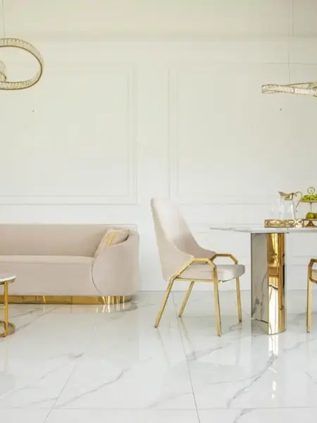 Widok kontowy na sofę Beżowa Glamour Aksamitna FLORENCE Złote Nogi, podkreślający jej nowoczesny design. Ekspozycja w salonie od Primavera Home.