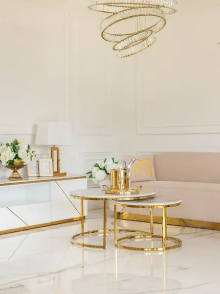 Sofa Beżowa Glamour Aksamitna FLORENCE Złote Nogi przy oknie, tworząca przyjemną przestrzeń. Aranżacja nowoczesnego wnętrza od Primavera Home.