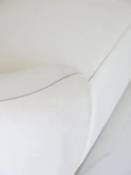 Widok z tyłu sofy Beżowa Glamour Aksamitna FLORENCE Złote Nogi, prezentujący subtelną elegancję. Aranżacja nowoczesnego wnętrza od Primavera Home.