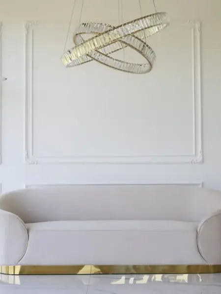 Zbliżenie na tkaninę welwetową sofy Beżowa Glamour Aksamitna FLORENCE Złote Nogi, podkreślająca jej luksusowy charakter. Ekspozycja w salonie od Primavera Home.