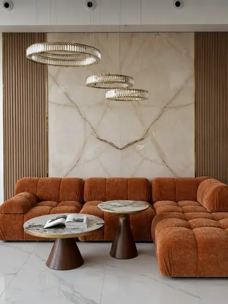 Ekspozycja w showroomie z designerskim narożnikiem modułowym boucle NICEA od Primavera Home.