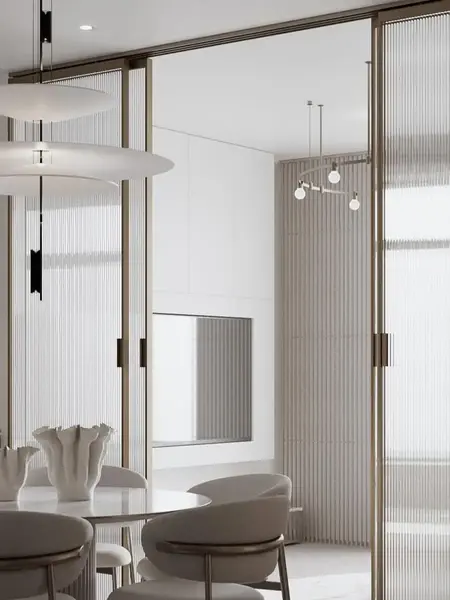 Ekspozycja w jasnym wnętrzu z designerską lampą wiszącą Plater Czarna Nowoczesna Premium od Primavera Home.