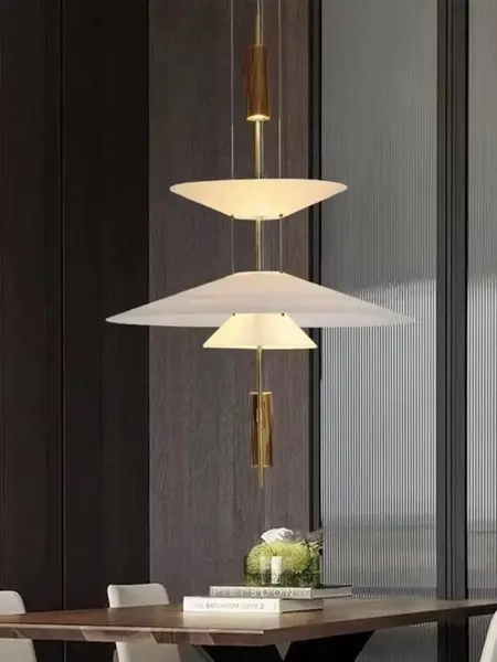 Prezentacja żyrandola Plater zamontowanego na suficie. Ekspozycja w ofercie Primavera Home.
