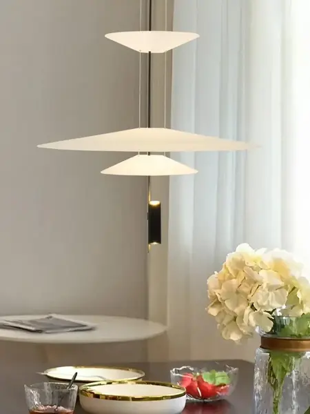 Zbliżenie na detal zawieszenia designerskiej lampy wiszącej Plater Czarna Nowoczesna Premium od Primavera Home.