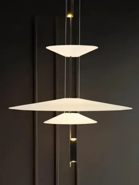 Widok od dołu na designerską lampę wiszącą Plater Czarna Nowoczesna Premium, dostępna w Primavera Home.