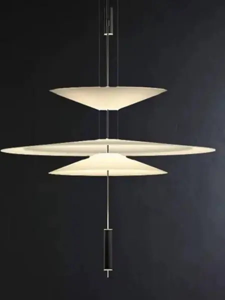 Aranżacja nad stołem z designerską lampą wiszącą Plater Czarna Nowoczesna Premium od Primavera Home.