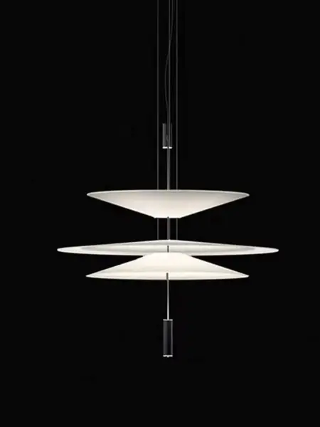 Design lampy wiszącej Plater Czarna Nowoczesna Premium przy stole, oferowanej przez Primavera Home.
