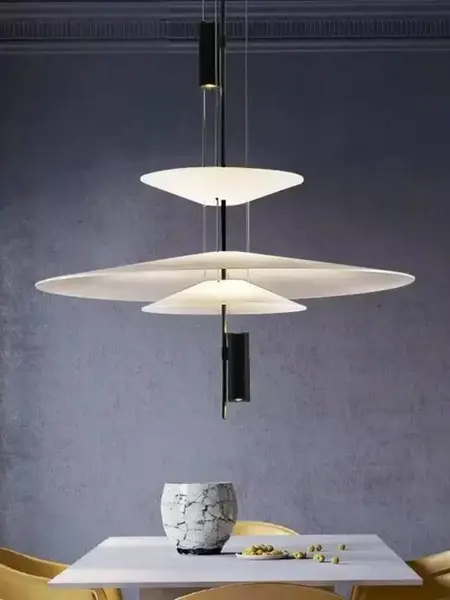 Widok designerskiej lampy wiszącej Plater Czarna Nowoczesna Premium w nowoczesnej kuchni, od Primavera Home.