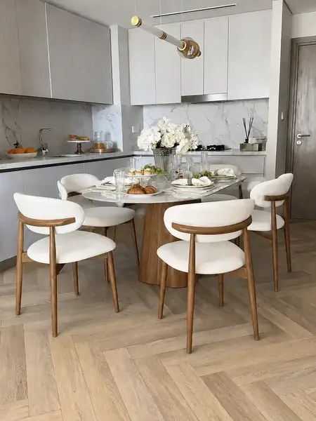 Designerskie Krzesło Drewniane Olivia – Nowoczesne w ujęciu z przodu. Ekspozycja w salonie od Primavera Home.